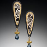 Earring with black and gold patten and stone