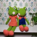 Crochet frogs by artist Linh Yee